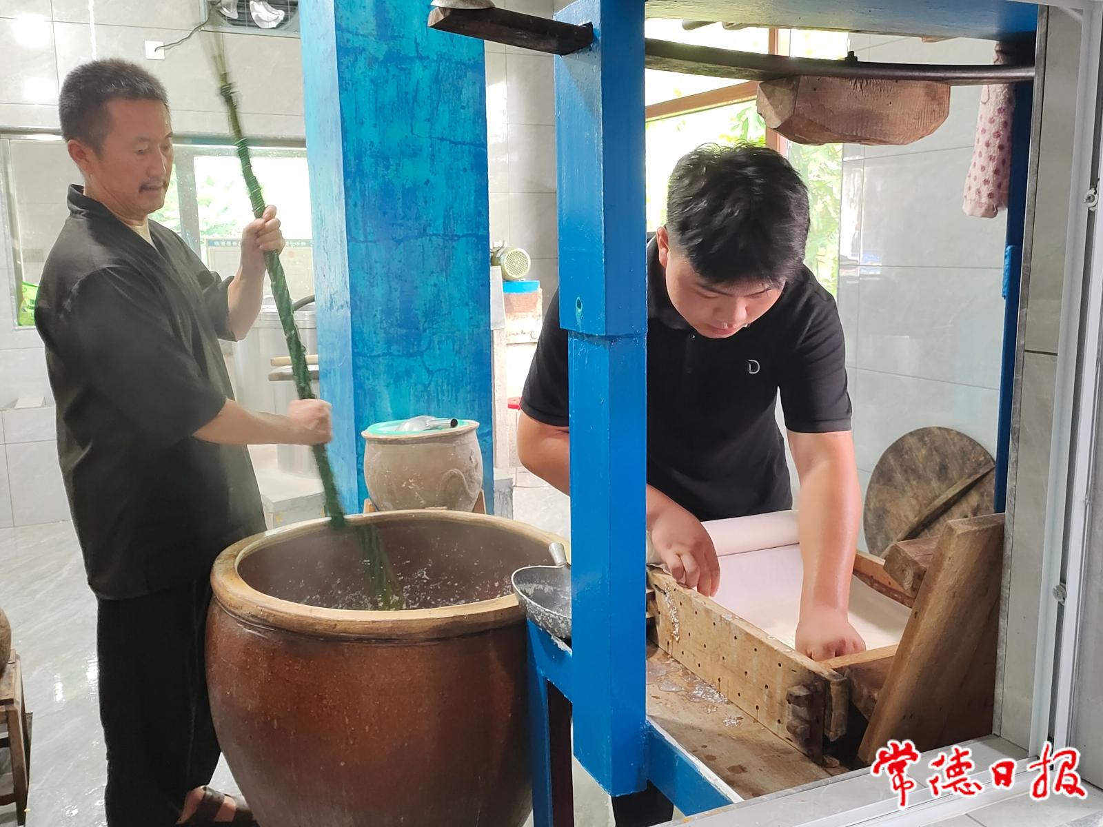 傳承人唐曉軍(左)和徒弟制作千張豆腐.jpg